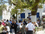 Κέρασμα στην πλατεία της Κώμης
